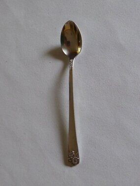 VINTAGE 1950’s WM. ROGERS & SON "APRIL" PATTERN SILVER PLATED TEASPOON